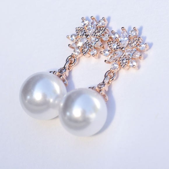 Pearl & Crystal gold earrings - Picture 2 of 7